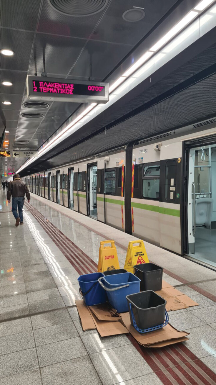 Κουβάδες μαζεύουν νερό που στάζει στο σταθμό του μετρό στη Νίκαια