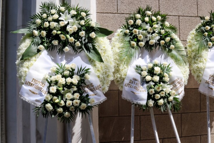 Στεφάνια από τους ιδιοκτήτες της ΚΑΕ Ολυμπιακός, Γιώργο και Παναγιώτη Αγγελόπουλο