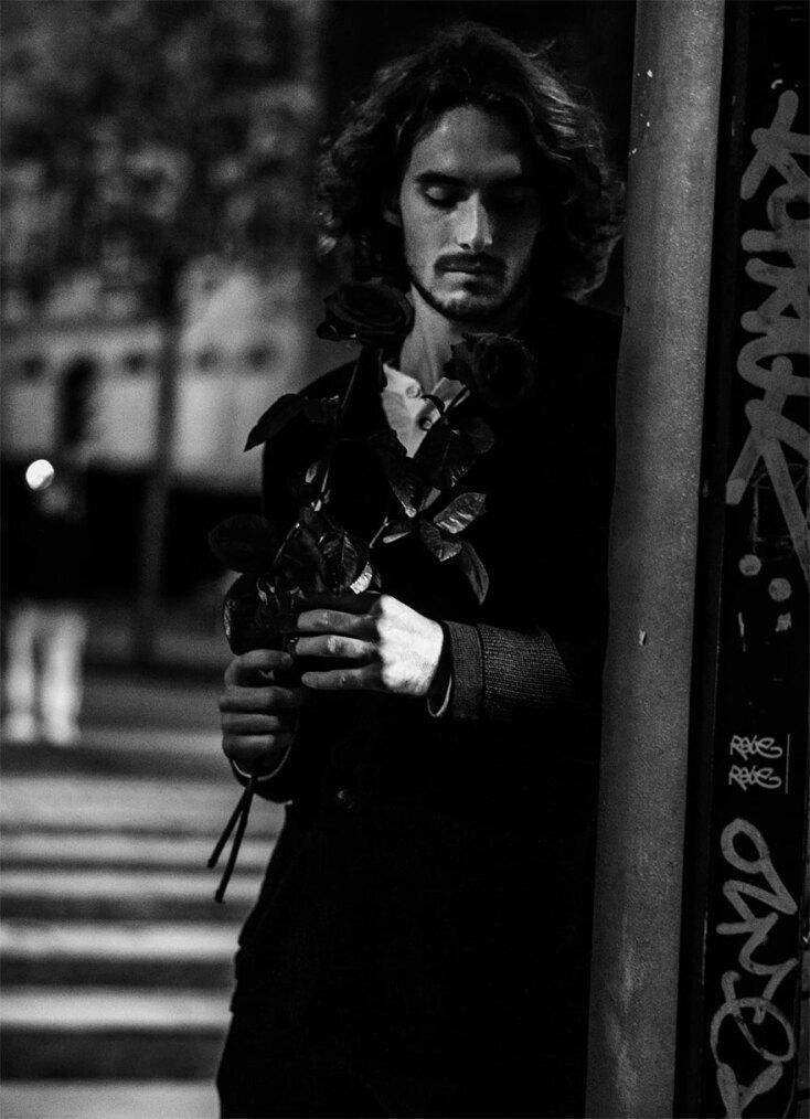 Ο Στέφανος Τσιτσιπάς με κόκκινα τριαντάφυλλα στο χέρι σε βόλτα του στο Παρίσι