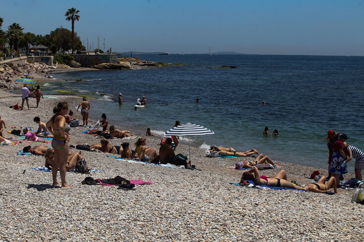 Λουόμενοι σε παραλίες της Αττικής