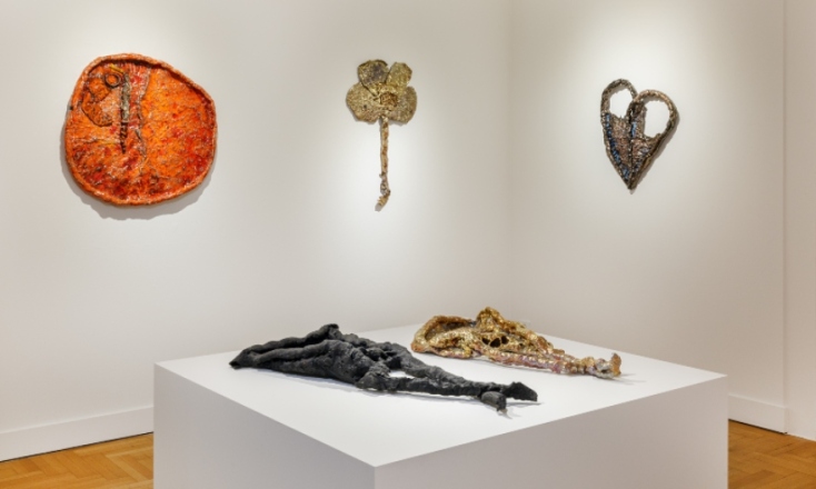 Άποψη από την έκθεση Sterling Ruby at Cycladic: Ceramics στο Μουσείο Κυκλαδικής Τέχνης