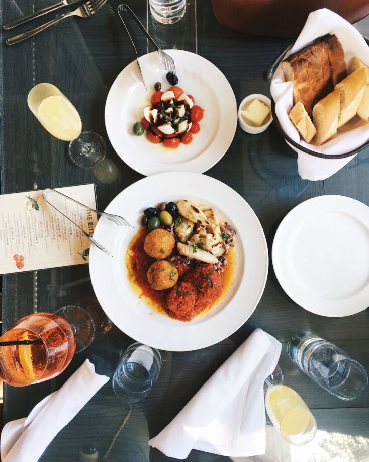 Η Μανίνα Ζουμπουλάκη γράφει για τα εστιατόρια που μας έχουν λείψει στην καραντίνα