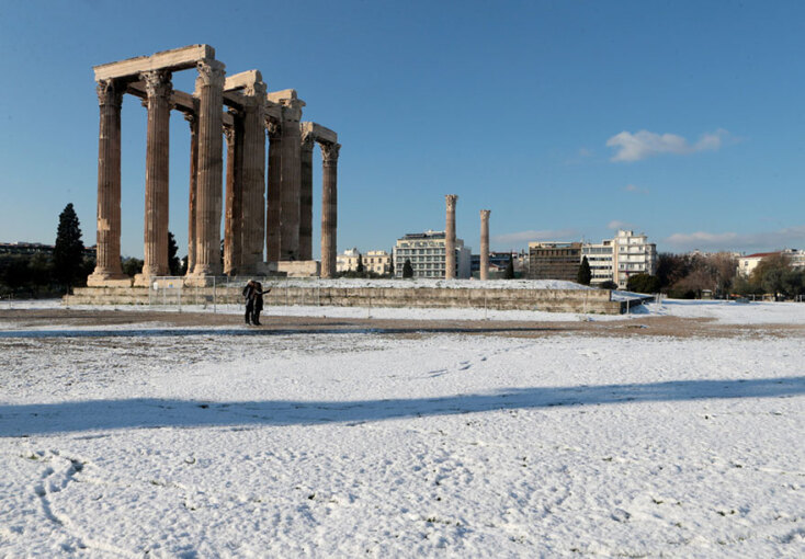 Χιόνι μπροστά στους Στύλους του Ολυμπίου Διός