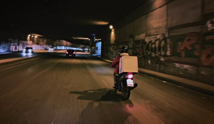 Σκηνή από το noir mockumentary «Έχει φύγει το παιδί» των Κώστα Γεραμπίνη/ Θέμου Σκανδάμη                                     