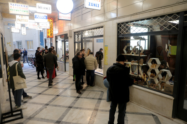 «Ζωντάνεψαν» η Πλατεία Θεάτρου και η Στοά Εμπόρων 