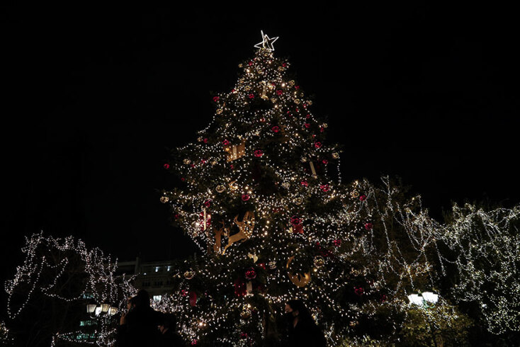 Το χριστουγεννιάτικο δέντρο στην πλατεία Συντάγματος με στολίδια και λαμπάκια μετά τη φωταγώγησή του
