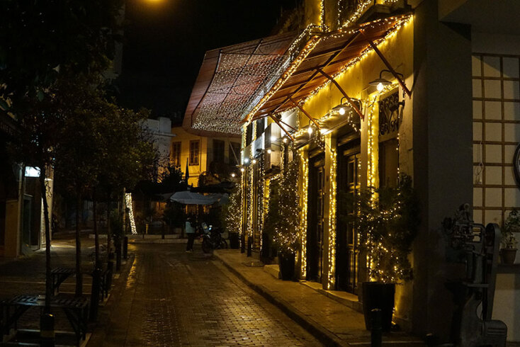 Χριστουγεννιάτικος στολισμός σε κατάστημα στην Αθήνα