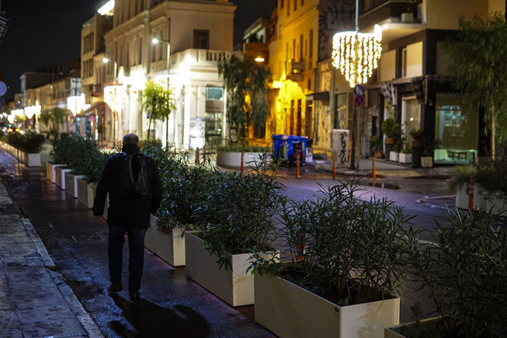 Η Αθήνα βάζει τα γιορτινά της, με τον χριστουγεννιάτικο στολισμό να γίνεται ολοένα και πιο έντονος, 25 ημέρες πριν από τα Χριστούγεννα