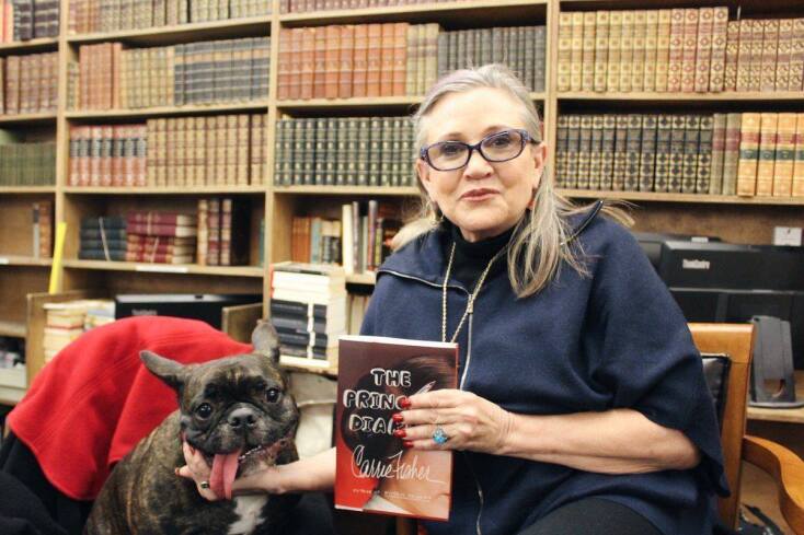 Η Κάρι Φίσερ στο ιστορικό βιβλιοπωλείο Strand