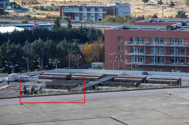 Το φορητό νοσοκομείο για τον κορωνοϊό που στήνεται έξω από το Στρατιωτικό Νοσοκομείο «424» στη Θεσσαλονίκη