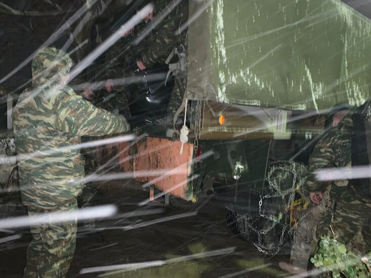 Στρατιώτες στην Αττική Οδό, την ώρα που η κακοκαιρία «Ελπίδα» συνεχίζεται