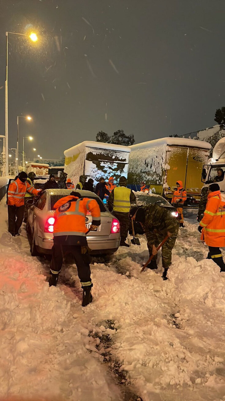 Στρατιώτες απομακρύνουν χιόνια από αυτοκίνητο στην Αττική Οδό