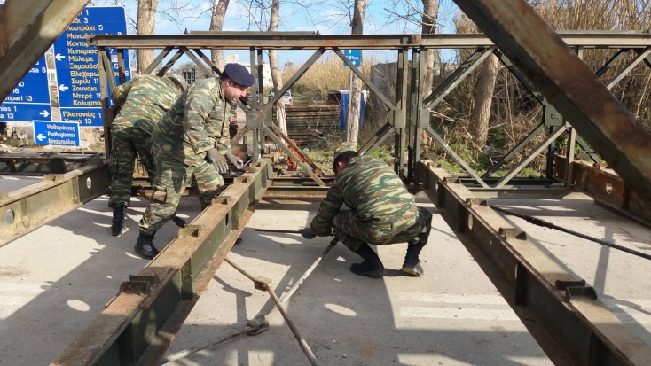 Ο στρατός έστησε γέφυρες στα Χανιά 