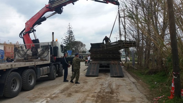 Ο στρατός έστησε γέφυρες στα Χανιά  