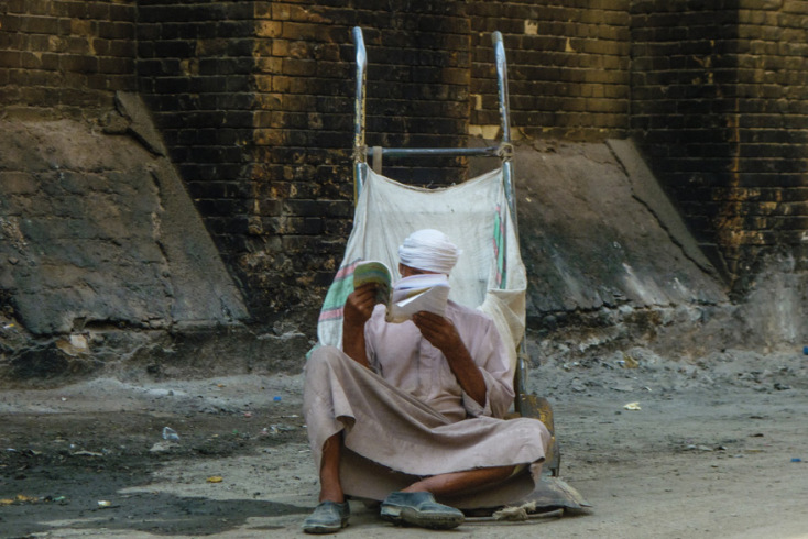 Βαγδάτη, ο άνθρωπος που θέλει να ξεφύγει από τη μοίρα του, διαβάζει για να σταματήσει να σέρνει το καρότσι © Νίκος Μεγγρέλης / Athens Voice