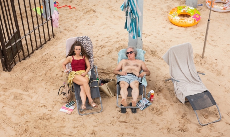 Άποψη από την όπερα-περφόρμας "Ήλιος και θάλασσα" των Rugilė Barzdžiukaitė, Vaiva Grainytė και Lina Lapelytė