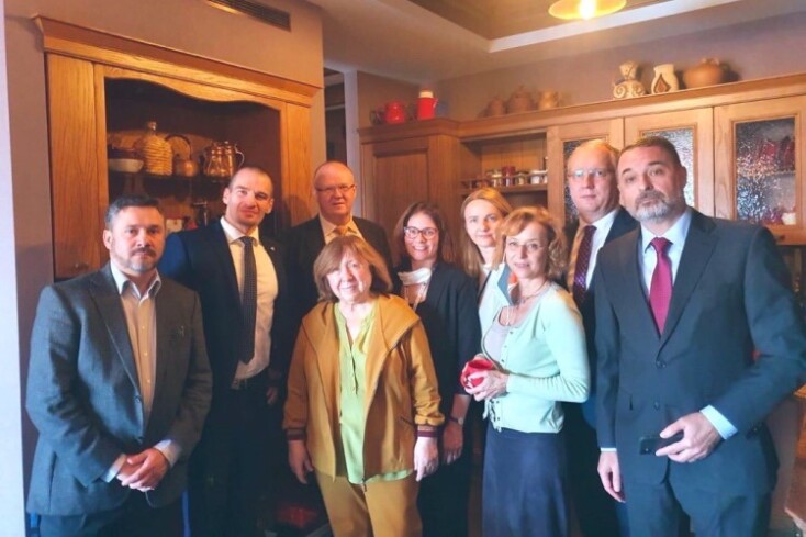 Η Σβετλάνα Αλεξίεβιτς με το Συμβούλιο της αντιπολίτευσης©ΑΠΕ-KONRAD RIKARDSON/SWEDISH FOREIGN MINISTRY HANDOUT