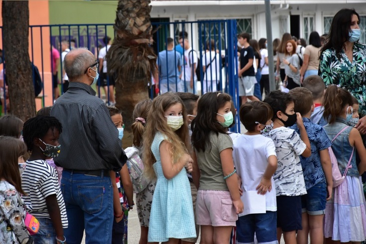 Παιδιά μπαίνουν στο σχολείο