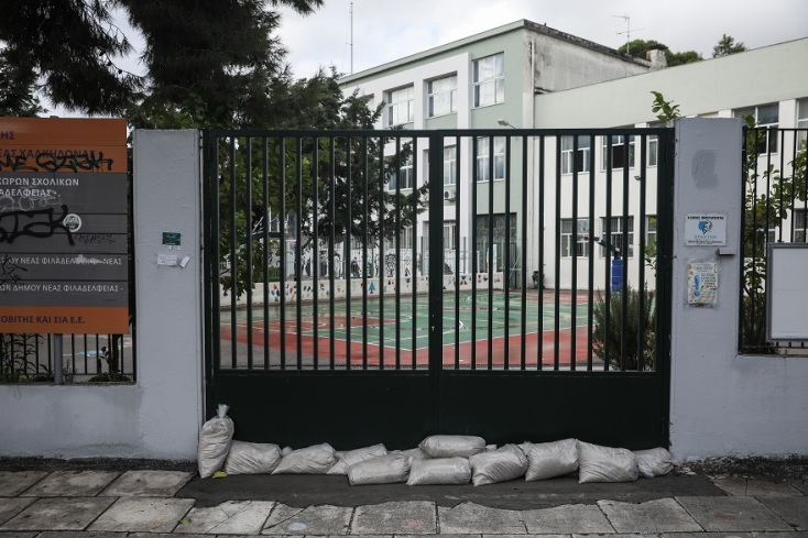 Το σχολείο όπου οι μαθητές έφτιαξαν γέφυρα από θρανία, προκειμένου να βγουν από τις τάξεις