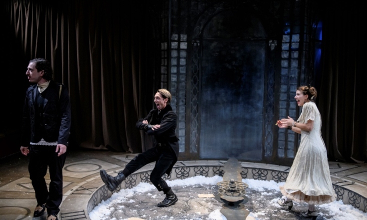 "Συμφορά από το πολύ μυαλό" του Αλεξάντρ Γκριμπογέντοφ, σε σκηνοθεσία Στάθη Λιβαθινού, στο θέατρο οδού Κυκλάδων - Λευτέρης Βογιατζής