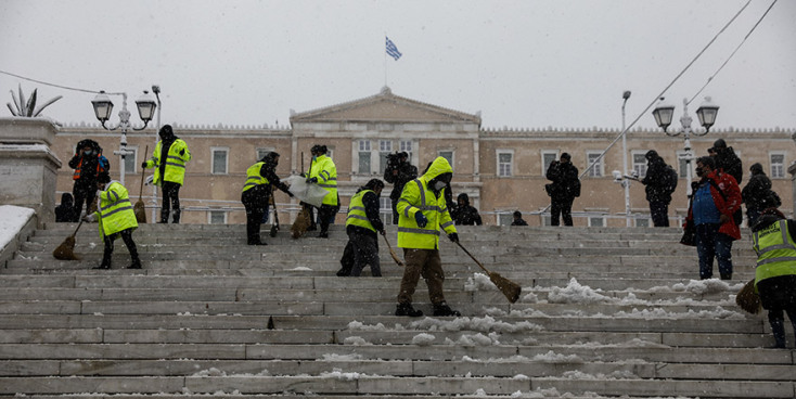 ΚΑΘΑΡΙΣΜΟΣ ΤΗΣ ΠΛΑΤΕΙΑΣ ΣΥΝΤΑΓΜΑΤΟΣ ΑΠΟ ΣΥΝΕΡΓΕΙΑ ΤΟΥ ΔΗΜΟΥ ΑΘΗΝΑΙΩΝ 