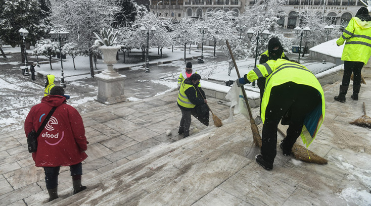 ΚΑΚΟΚΑΙΡΙΑ "ΜΗΔΕΙΑ" / ΚΑΘΑΡΙΣΜΟΣ ΤΗΣ ΠΛΑΤΕΙΑΣ ΣΥΝΤΑΓΜΑΤΟΣ ΑΠΟ ΣΥΝΕΡΓΕΙΑ ΤΟΥ ΔΗΜΟΥ ΑΘΗΝΑΙΩΝ 