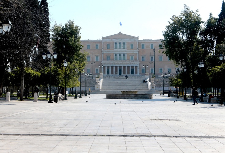 Αθήνα, πόλη - φάντασμα: 10 εικόνες από τους ερημωμένους δρόμους