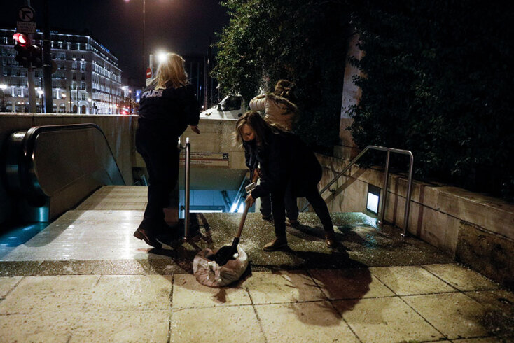 Κακοκαιρία «Μήδεια» - Σύνταγμα: Αλάτι στην είσοδο του Μετρό που βγάζει δίπλα στη Βουλή για να μην παγώσει το χιόνι