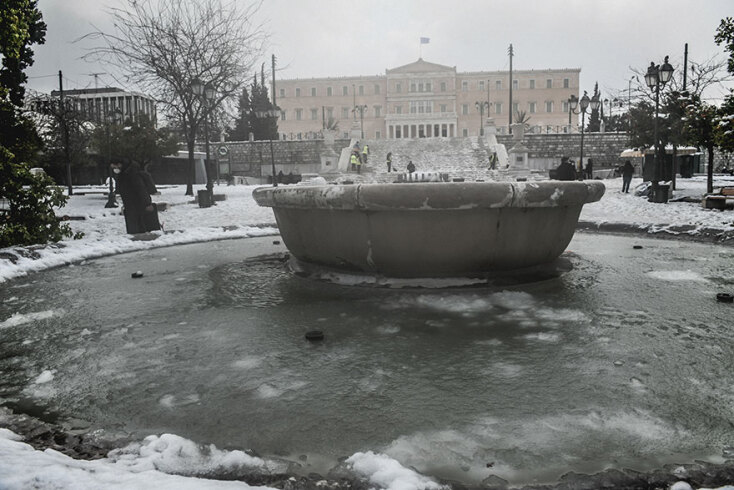 Ψύχος ένα 24ωρο μετά την κακοκαιρία «Ελπίδα» και το νερό πάγωσε στο συντριβάνι στο Σύνταγμα