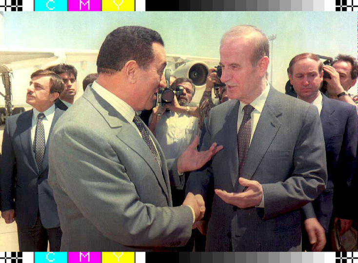 Ο Πρόεδρος της Συρίας Χαφέζ αλ Άσαντ, με τον Πρόεδρο της Αιγύπτου Χόσνι Μουμπάρακ κατά την άφιξή του στη Δαμασκό