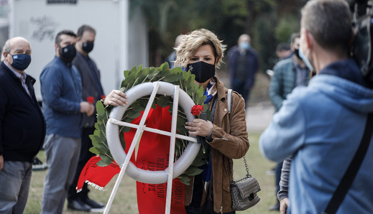 ΚΑΤΑΘΕΣΗ ΣΤΕΦΑΝΟΥ ΑΠΟ ΤΟΝ ΠΡΟΕΔΡΟ ΤΟΥ ΣΥΡΙΖΑ ΑΛ. ΤΣΙΠΡΑ ΣΤΟ ΕΑΤ - ΕΣΑ 