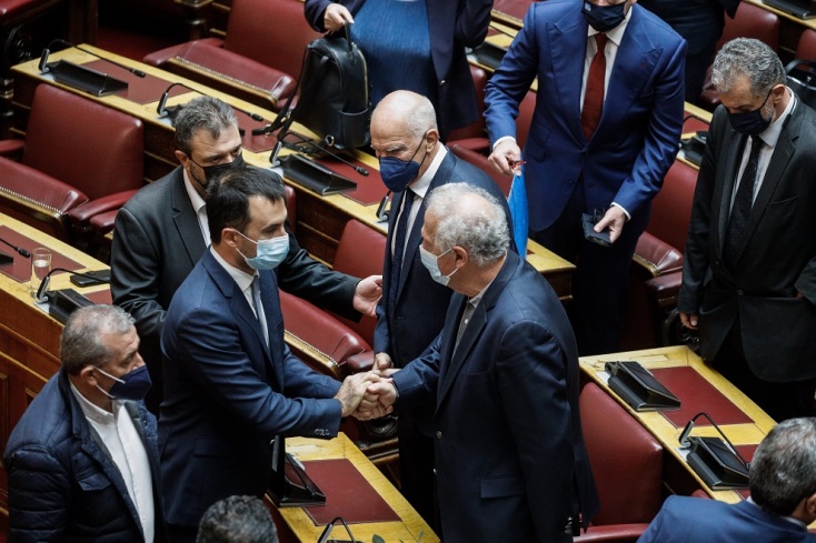 Boυλευτές του ΣΥΡΙΖΑ δίνουν συλλυπητήρια στον Κώστα Σκανδαλίδη