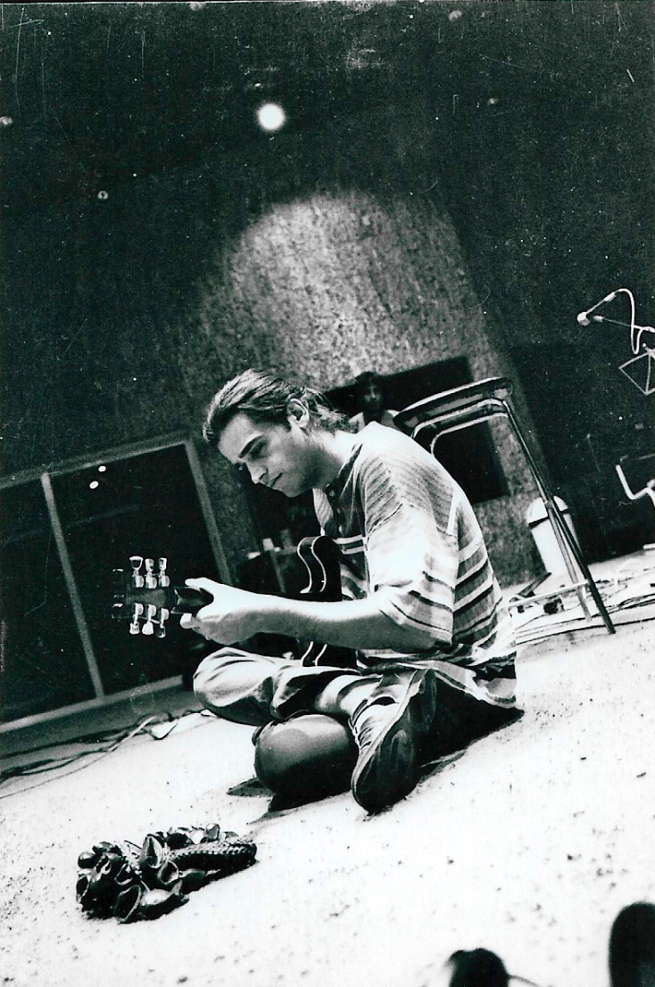 O μουσικός Τάκης Μπαρμπέρης στο στούντιο Sierra