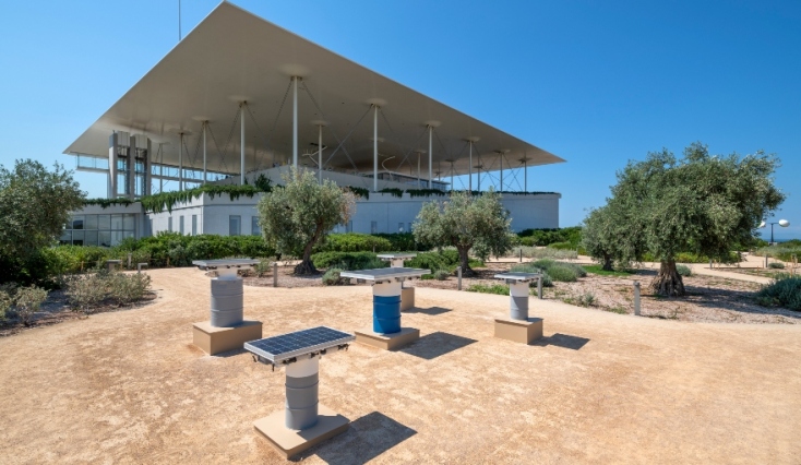 Τα Ηλεκτρικά Βαρέλια στην έκθεση Takis: Κόσμος σε κίνηση στο ΚΠΙΣΝ