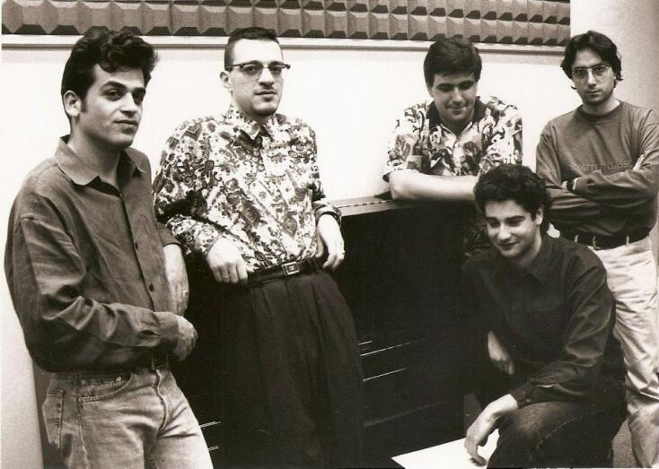 Τάκης Μπαρμπέρης, Τάκης Πατερέλης, Γιώργος Κοντραφούρης, Κώστας Καλογήρου, και καθιστός στο πιάνο ο Γιάννης Βασάλος