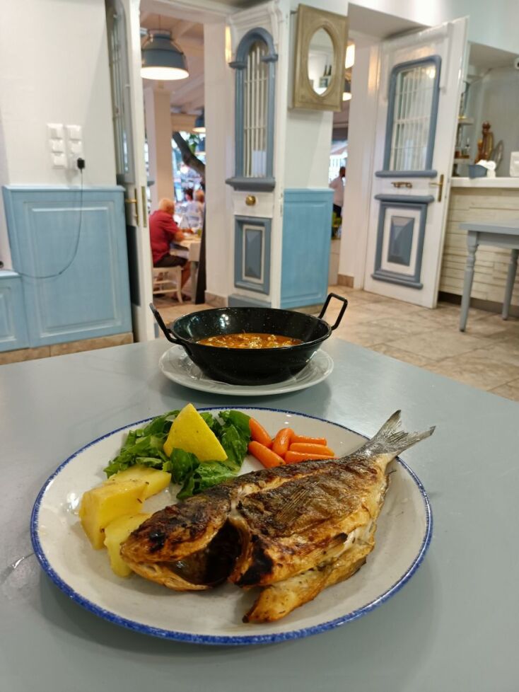 Φρέσκο ψαράκι στην ταβέρνα Σύμη στη Θάσο