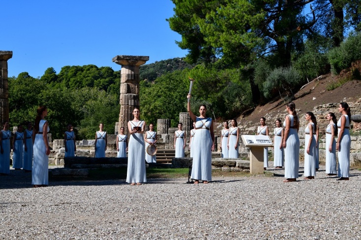 Tρεις διαδηλωτές μπήκαν στον χώρο του αρχαίου σταδίου με μια σημαία του Θιβέτ και να προσπαθούν να ξεδιπλώσουν πανό που ανέγραφε «Όχι στους Αγώνες της Γενοκτονίας