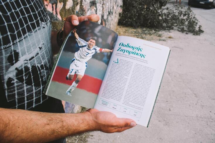 Ο Θάνος Σαρρής, συγγραφέας του βιβλίου «30 Θεοί του ελληνικού ποδοσφαίρου» 