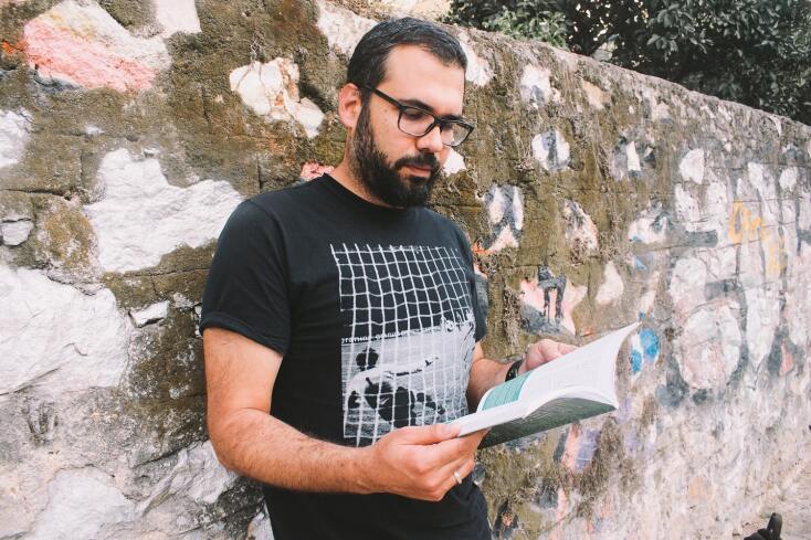 Ο Θάνος Σαρρής, συγγραφέας του βιβλίου «30 Θεοί του ελληνικού ποδοσφαίρου» 