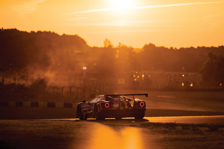 Αυτοκίνητο Ford με φόντο ηλιοβασίλεμα