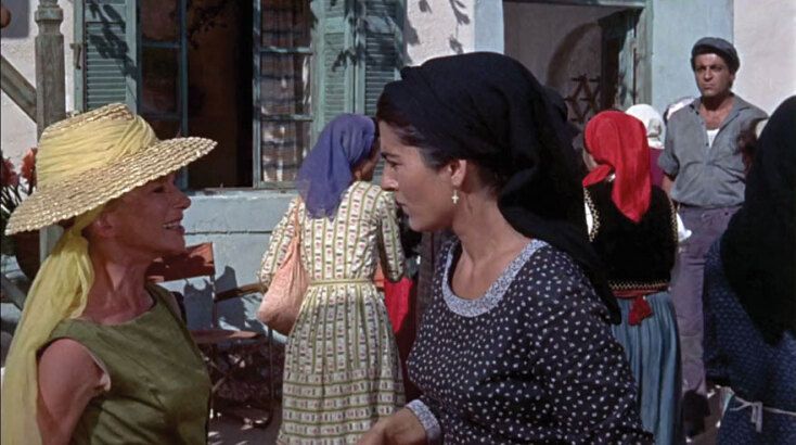 Απόσπασμα από την ταινία «Φεγγαρογνέματα», στο πλάνο η Joan Greenwood (αριστερά) και η Ειρήνη Παπά (δεξιά)