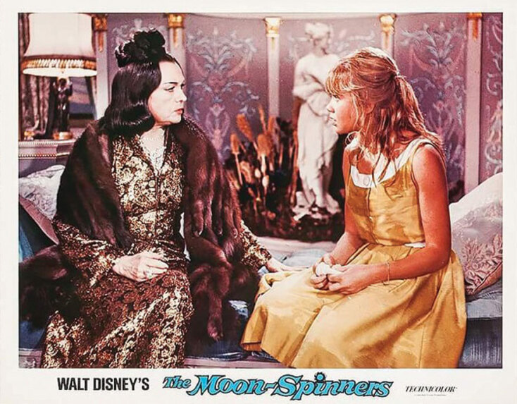 Φωτογραφία από την ταινία «Φεγγαρογνέματα», στο πλάνο η Pola Negri (αριστερά) και η Hayley Mills (δεξιά)