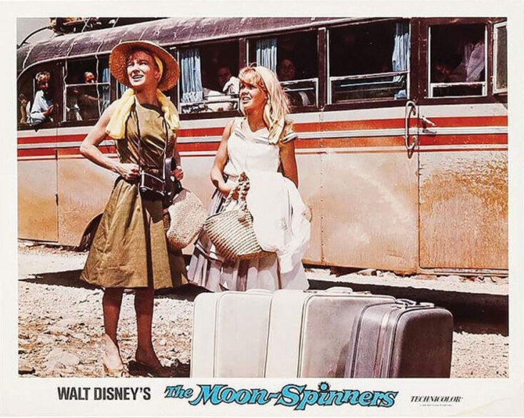 Φωτογραφία από την ταινία «Φεγγαρογνέματα», στο πλάνο η Joan Greenwood (αριστερά) και η Hayley Mills (δεξιά)