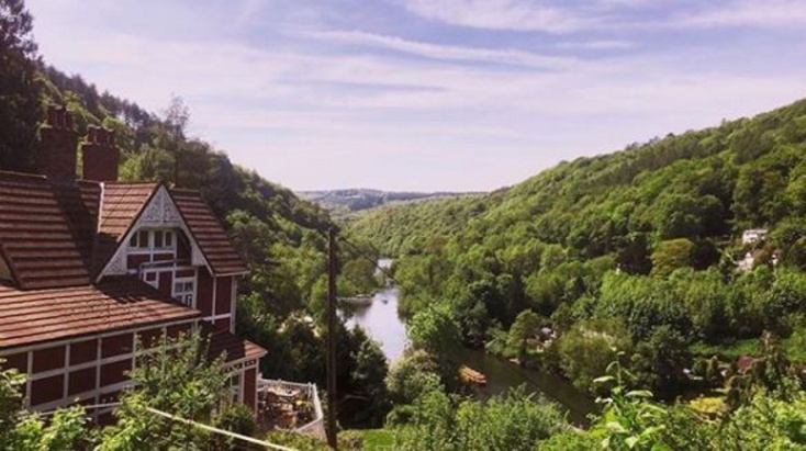 Η σειρά Sex Education της πλατφόρμας Netflix πραγματοποιεί τα γυρίσματά της σε πολλά μέρη της Βρετανίας.