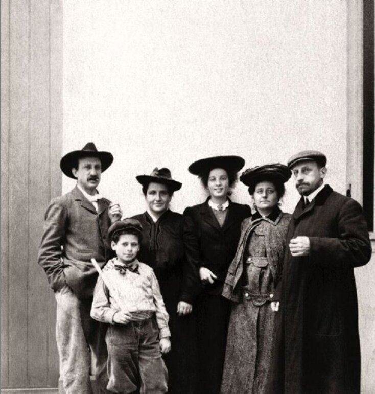 the_steins_in_the_courtyard_of_27_rue_de_fleurus_ca._1905._from_left-_leo_stein_allan_stein_gertrude_stein_theresa_ehrman_sarah_stein_michael_steinthe_bancroft_library_university_of_california_ber.jpg
