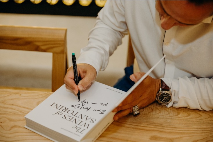 Παρουσίαση βιβλίου του Γιάννη Καρακάση MW “The Wines of Santorini” στο Selene Restaurant.