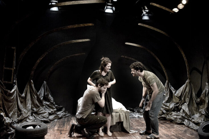 «Στην Εθνική με τα Μεγάλα» του Μιχάλη Βιρβιδάκη, σε σκηνοθεσία του Σταύρου Ράγια, στο θέατρο 104