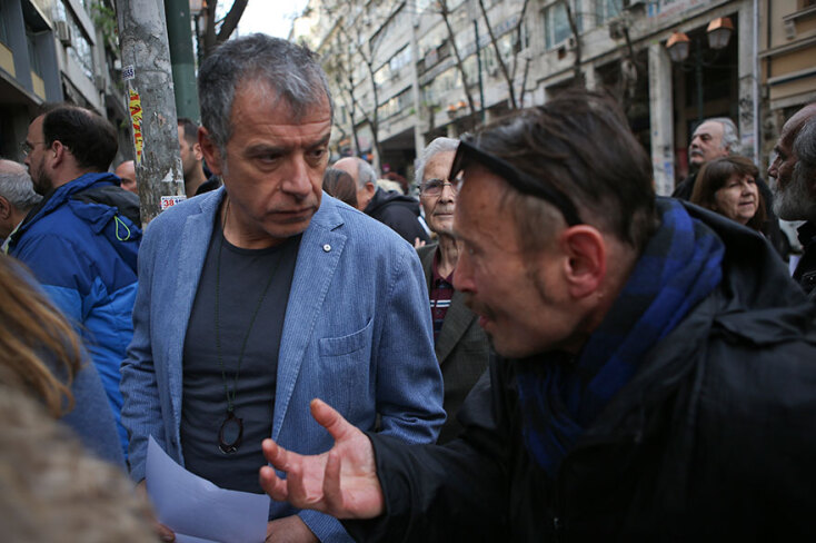 Ο Σταύρος Θεοδωράκης στη διαμαρτυρία κατοίκων στα Εξάρχεια