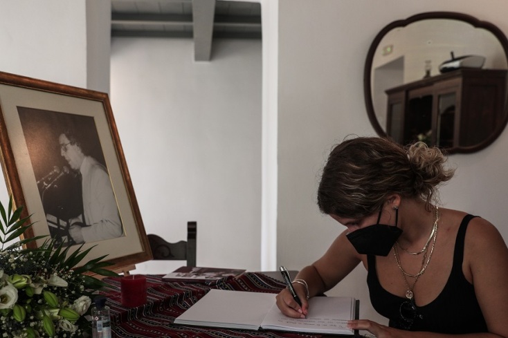 Στο σπίτι του Μίκη Θεοδωράκη στον Γαλατά Χανίων - Λουλούδια, σημειώματα και συγκίνηση