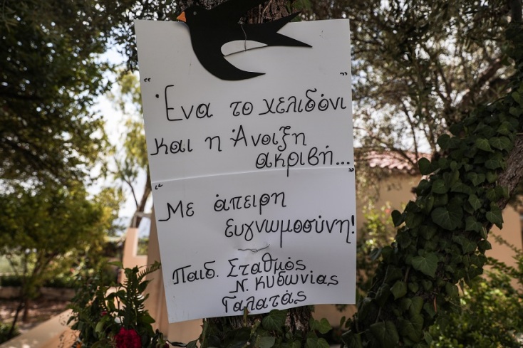 Στο σπίτι του Μίκη Θεοδωράκη στον Γαλατά Χανίων - Λουλούδια, σημειώματα και συγκίνηση 
